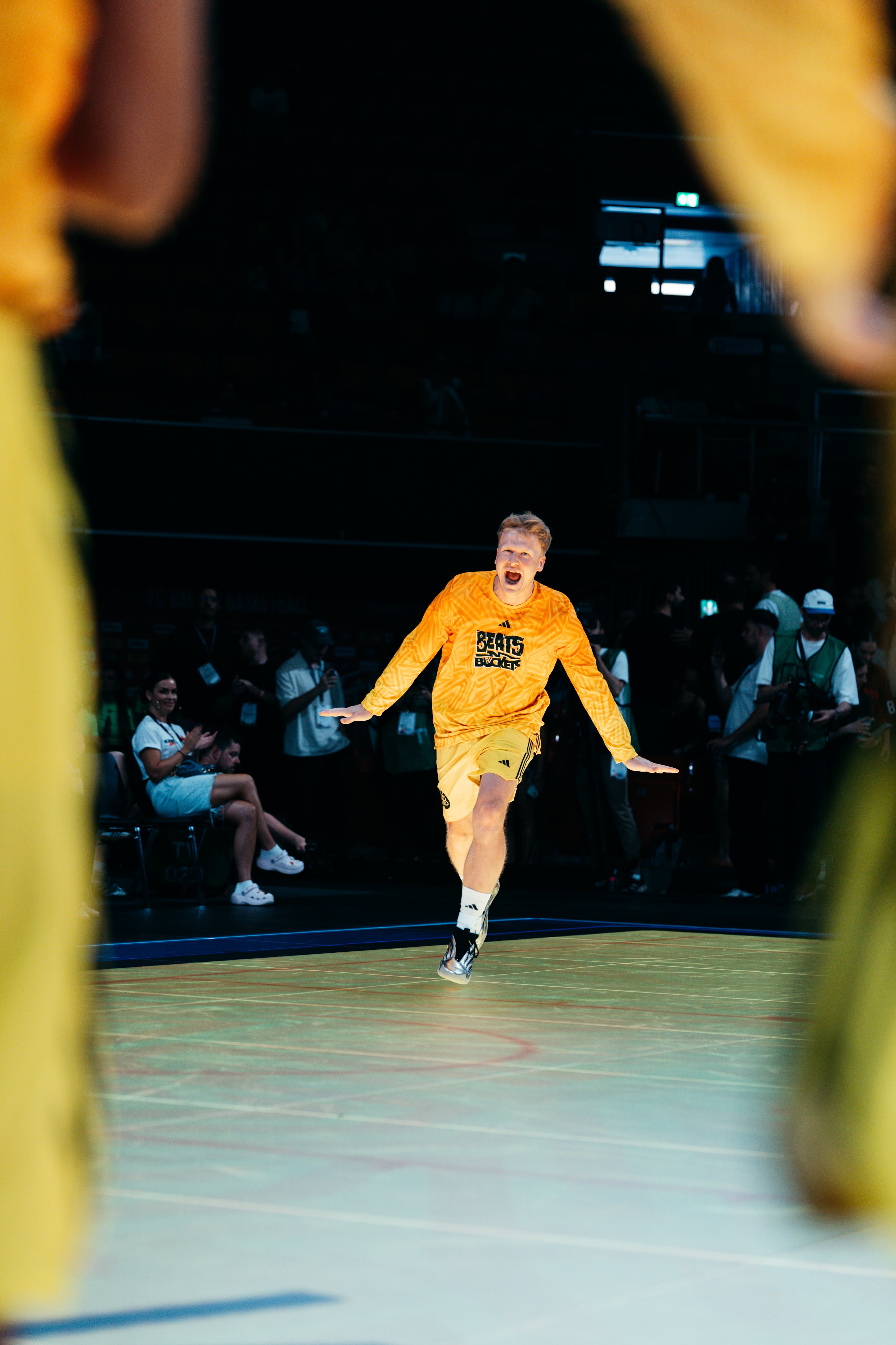 Spieler im orangen Beats-Dunkers-Shirt und gelben Shorts jubelt mit ausgebreiteten Armen