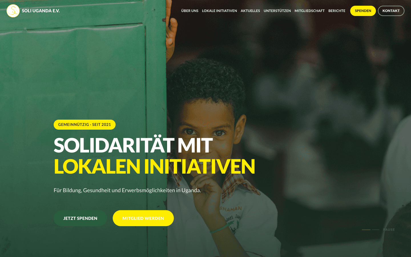 Screenshot der SOLI-Uganda-Startseite: Kind an einer grünen Tür, darüber Solidarität mit lokalen Initiativen