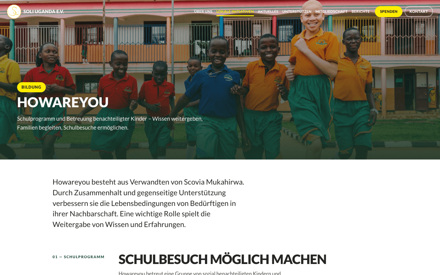 Screenshot der Howareyou-Seite: Kinder in roten und grünen Schuluniformen vor einem Schulgebäude